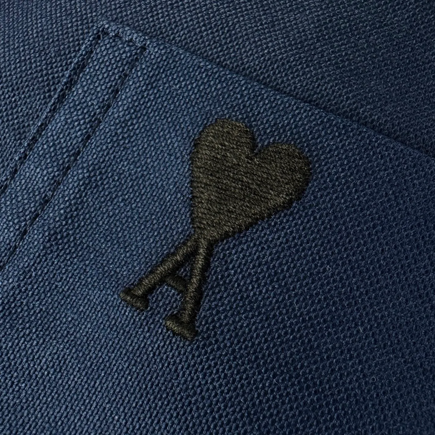 Ami Paris love pocket embroidered short-sleeved shirt (Blue) was originally purchased for 2,600 and developed. The fabric is made of customized high-density double-ply Oxford spinning. It is tight and smooth, comfortable and close to the skin. The warm mist blue pave the calm background. It is clear and soft with a cool and high-end atmosphere. The black love logo is quietly embellished on the left chest pocket. The light luxury is hidden in the square details. It is unobtrusive but has its own style. The neat silhouette hides gentleness and elegance. Every piece of clothing has its own elegance. It is quiet and extraordinary, using imported machine embroidery technology, using advanced computer control systems and precise mechanical components to realize Ami's love embroidery work with high precision. The lines are smooth and delicate, and the fabrics have been fermented and washed. The hand feel and texture are better, not easy to deform, not easy to shrink, not easy to fade, and maintain long-term beauty. Size:37-38-39-40